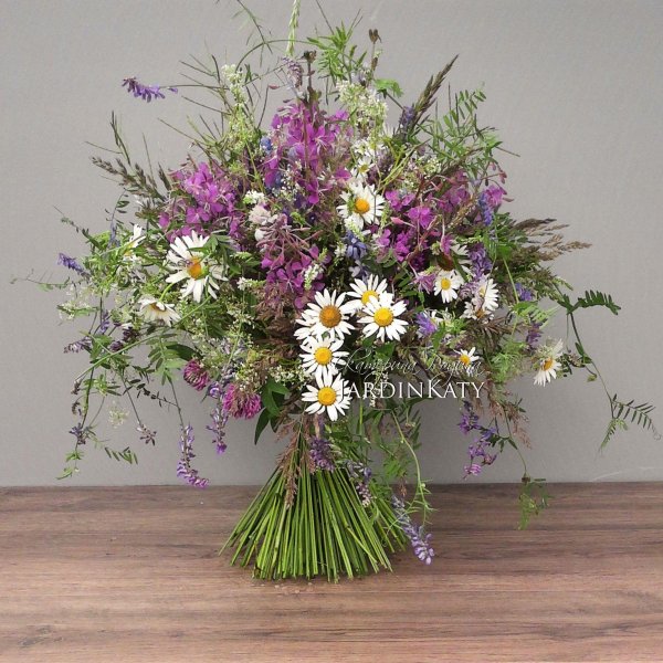 композиция из полевых цветов