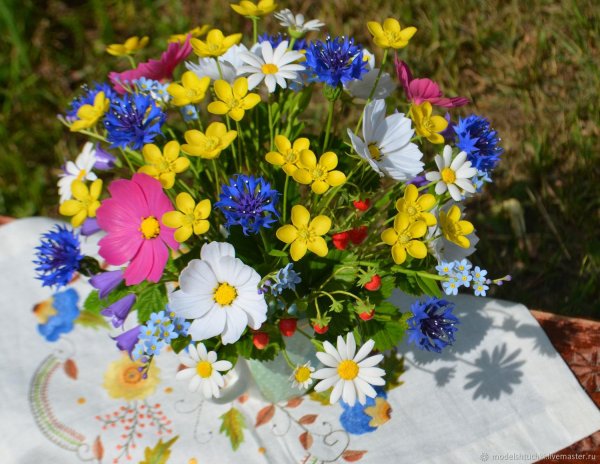 букеты полевых васильков ромашек маков