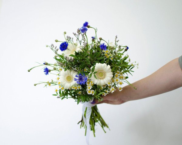 букет невесты васильки