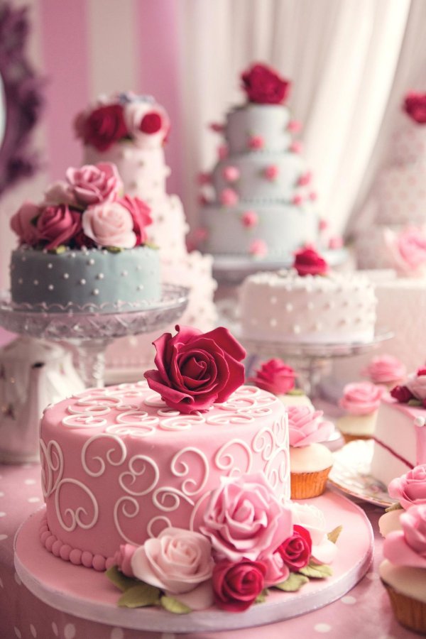 торт в розовых тонах