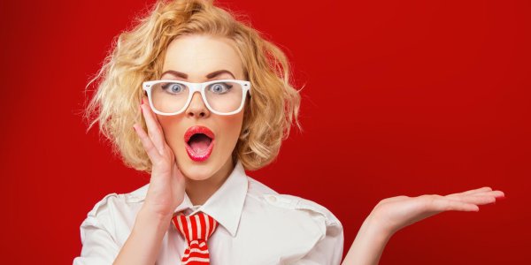 удивленная женщина