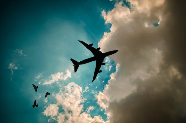 улетают самолеты