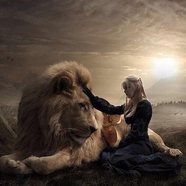 девушка обнимает льва