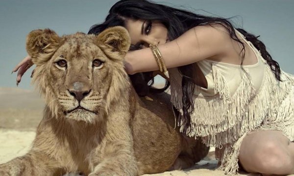 женщина с дикими животными