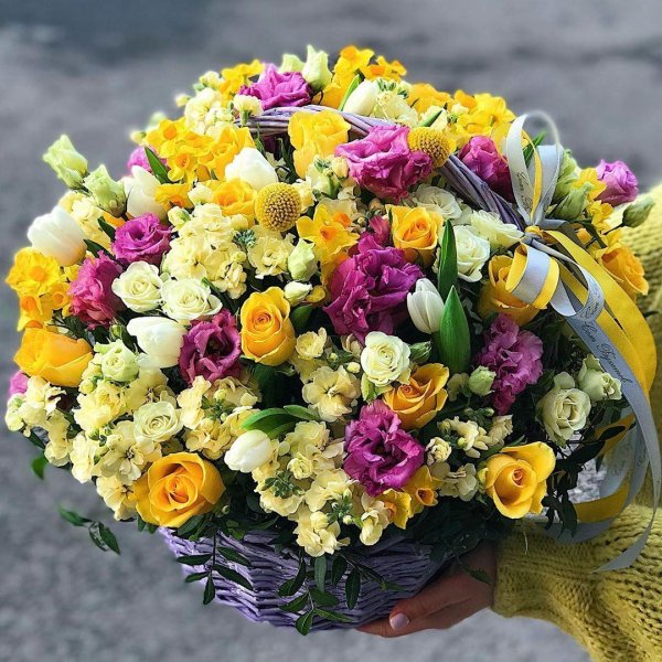 яркая корзина с цветами