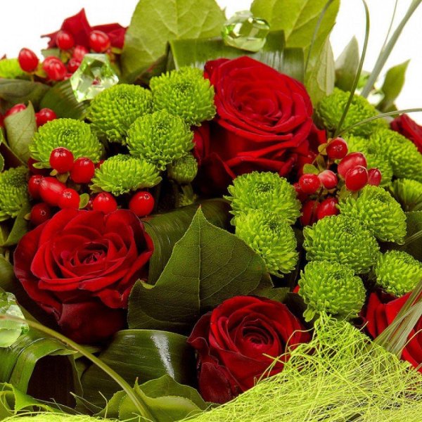 розы с зеленью