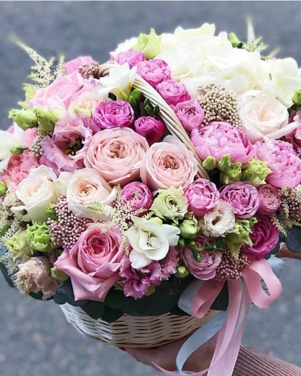 корзина пионовидных роз