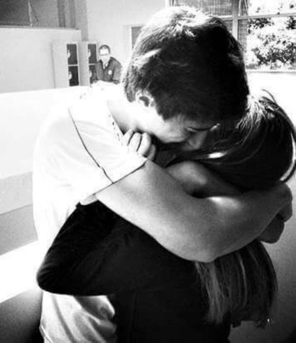 парень обнимает девушку