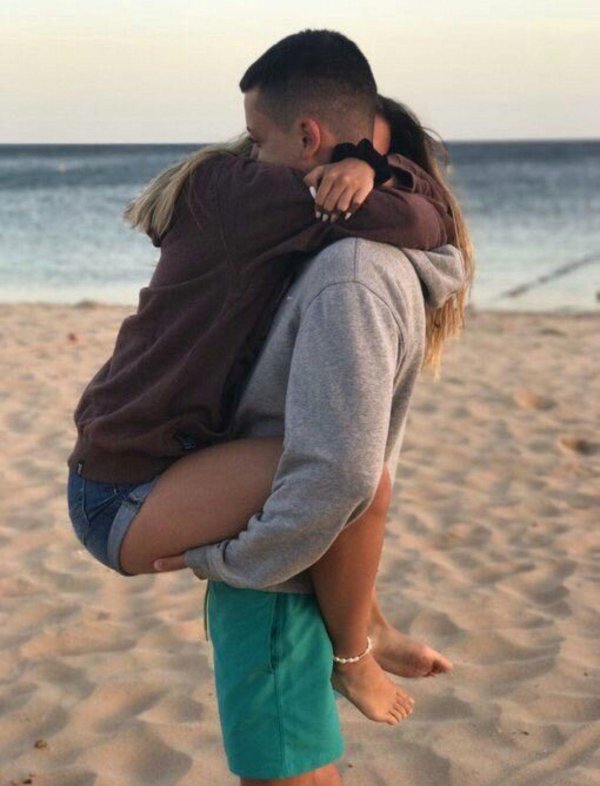 пары обнимаются