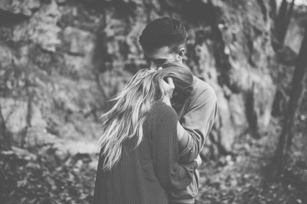 Обнимашки парень с девушкой