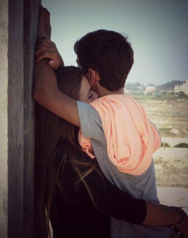 парочка обнимается