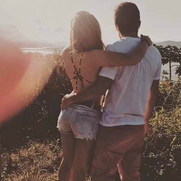 влюбленная пара со спины