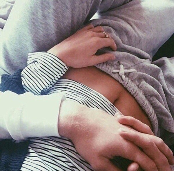 пара обнимается без лиц