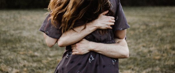 нежное объятие