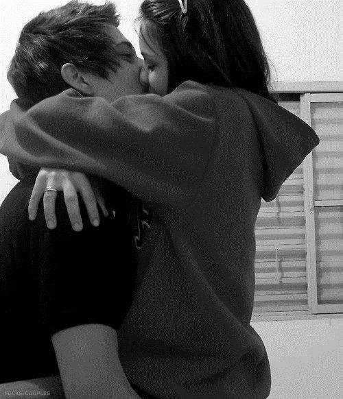 пара обнимается без лиц