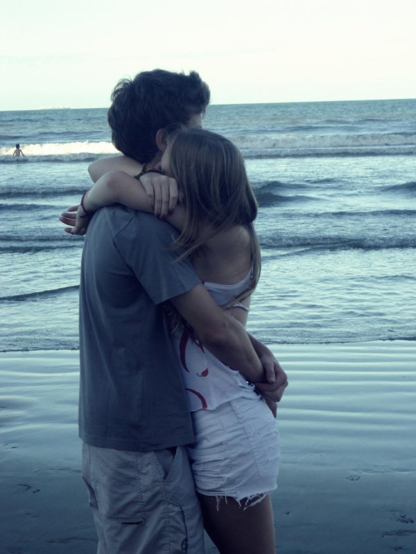 парочка обнимается