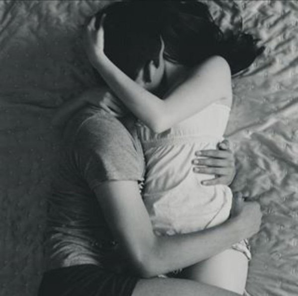 объятия в постели