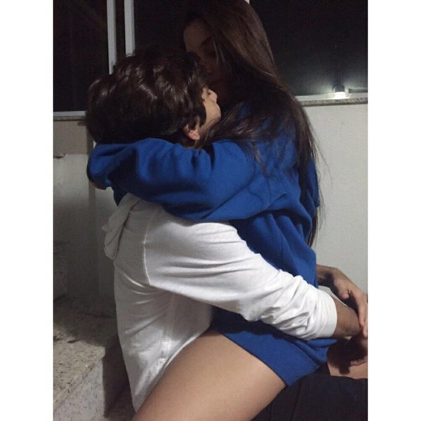 пары обнимаются