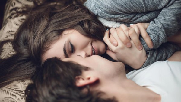 нежное объятие