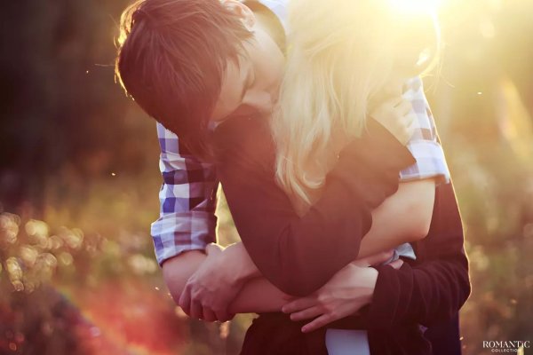 пары обнимаются