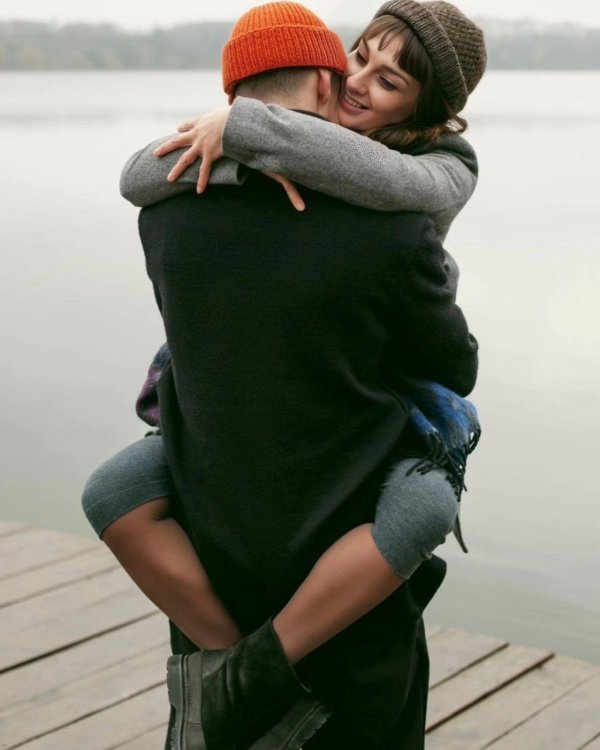 дружеские объятия