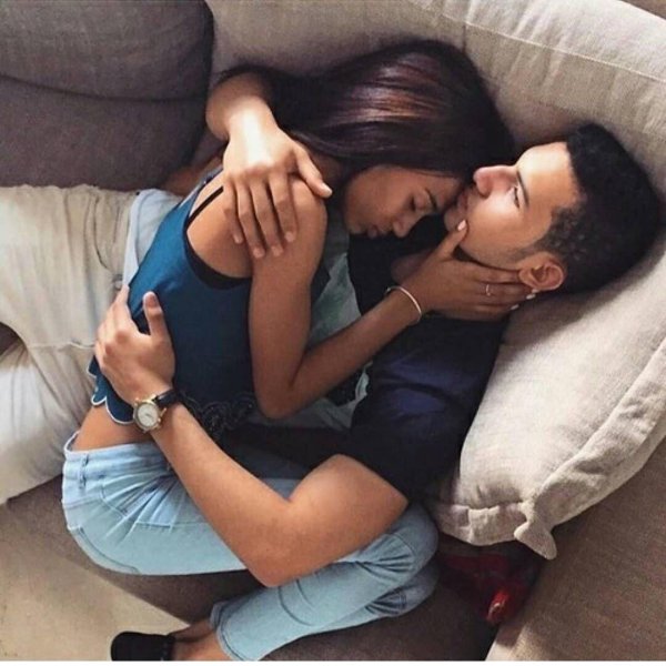 пары обнимаются