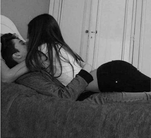 пары обнимаются