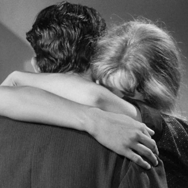 нежное объятие