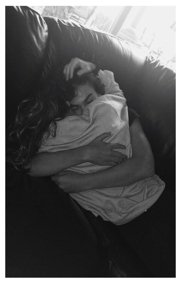 пары обнимаются