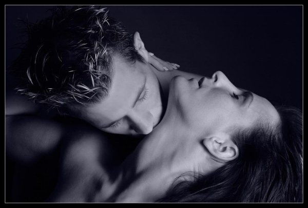 целует в шею