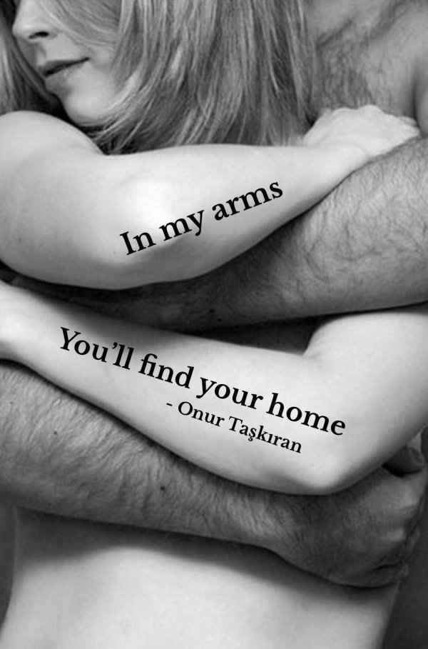 мужские руки обнимают