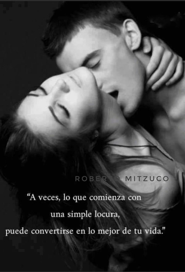 целует в шею