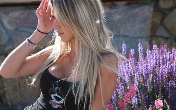 блондинка с длинными волосами