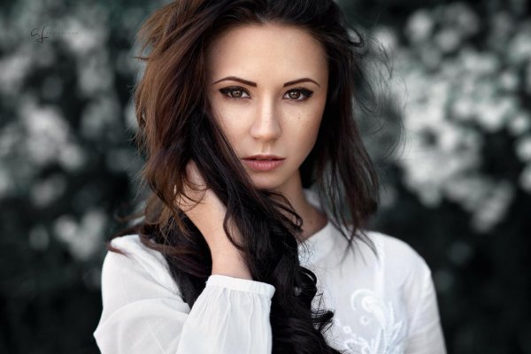 красивая брюнетка