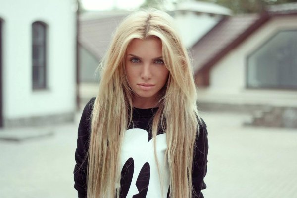 блондинка с длинными волосами