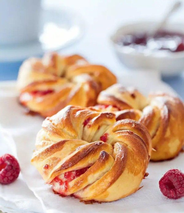 красивые булочки с джемом