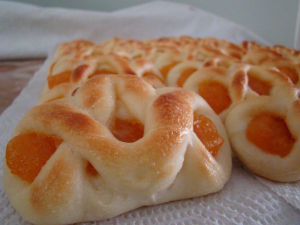 булочки с абрикосовым джемом