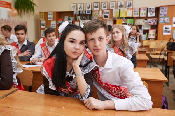 красивые школьники
