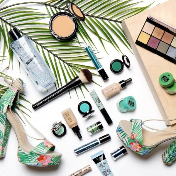 фон с косметикой