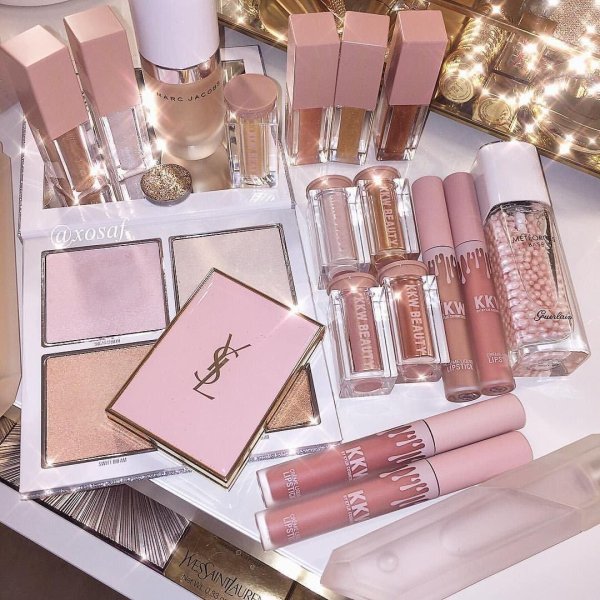 много косметики эстетика