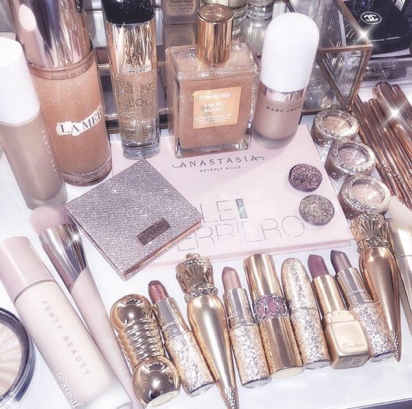 много косметики