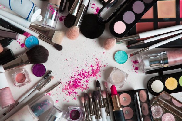 много косметики