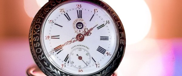 часы отражение