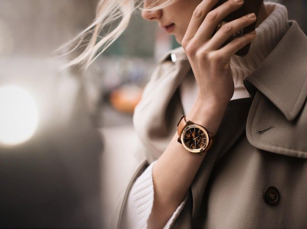 девушка с часами