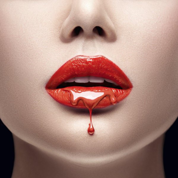 кровь на губах