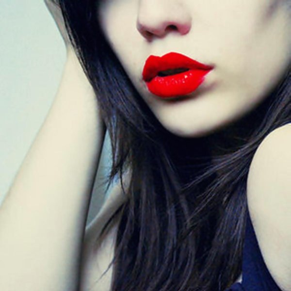 брюнетка с красными губами