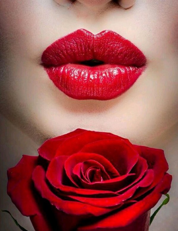 губы алые