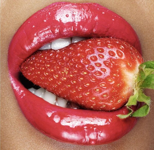 клубника во рту