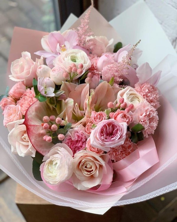 красивый светлый букет цветов