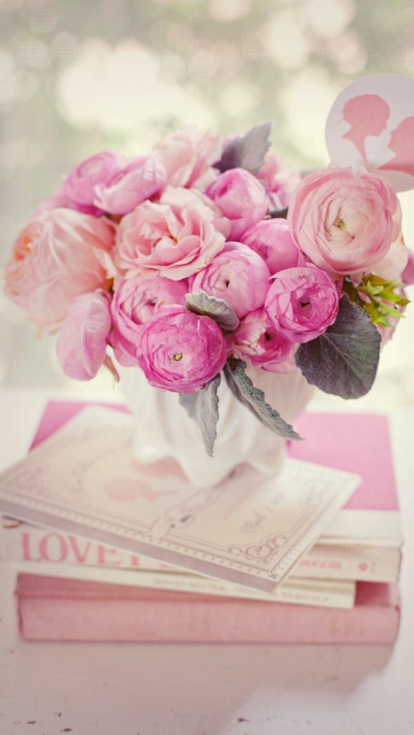 розовые ранункулюсы